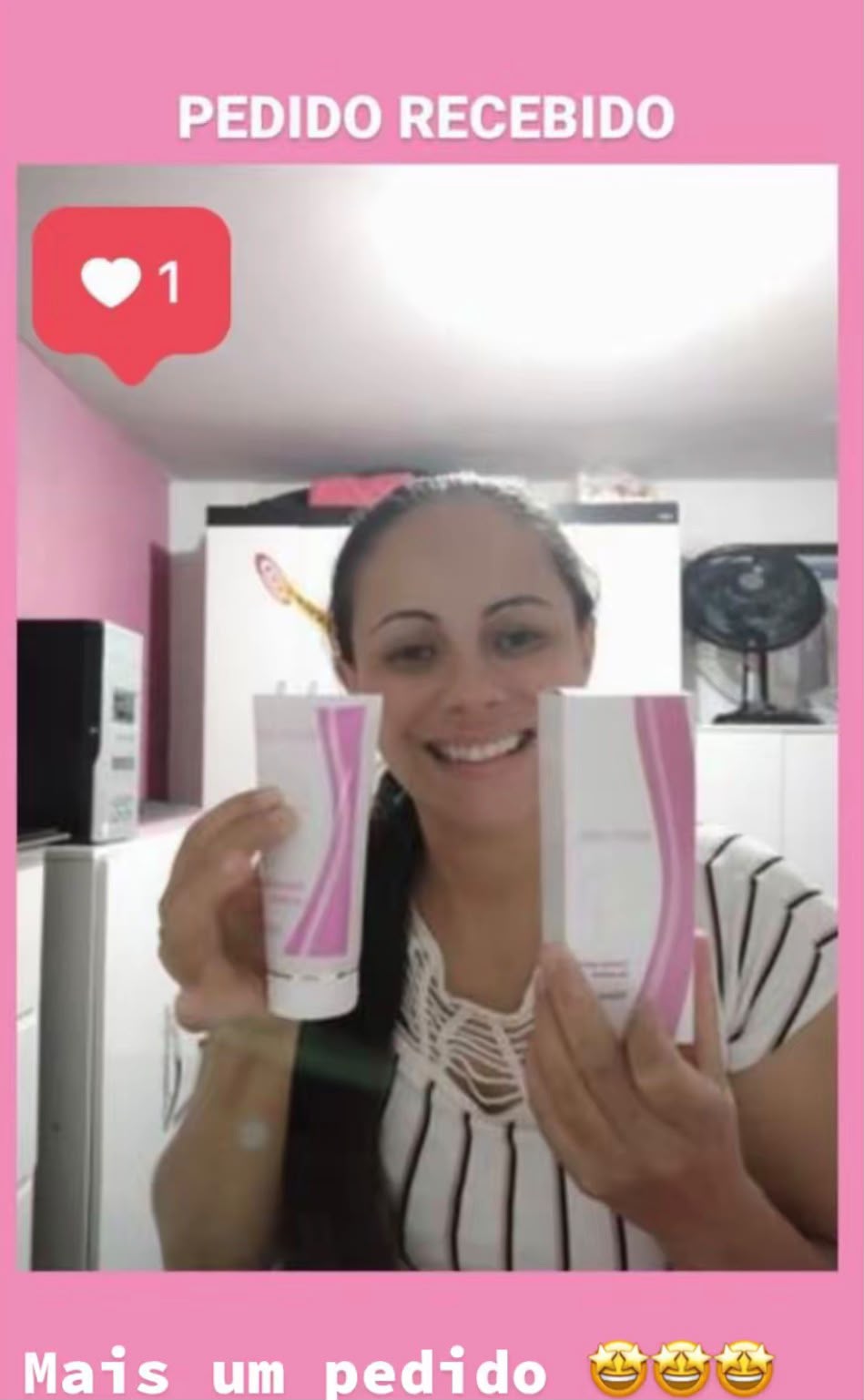 Cliente feliz segurando duas embalagens da Beauty Seios recebidas em casa