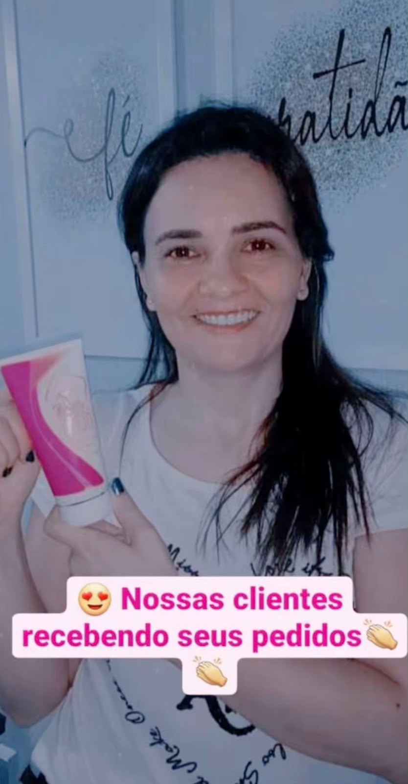 Cliente segurando o tubo da Beauty Seios recebido pelo correio